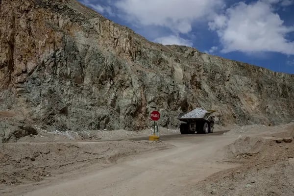 Camión en la mina de cobre de Codelco en Chile