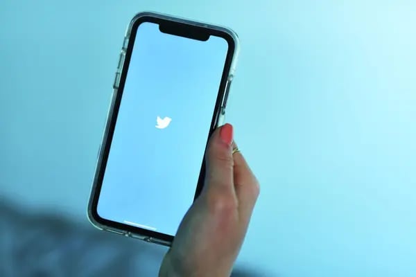 El logo de Twitter Inc. se muestra en un iPhone de Apple Inc. en esta fotografía arreglada tomada en el barrio de Brooklyn en Nueva York, Estados Unidos, el sábado 20 de abril de 2019.