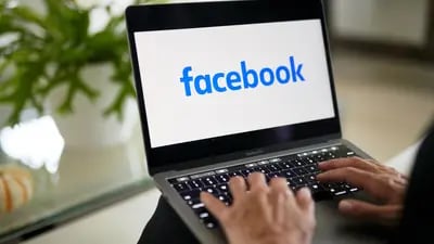 Logo de Facebook en una computadora
