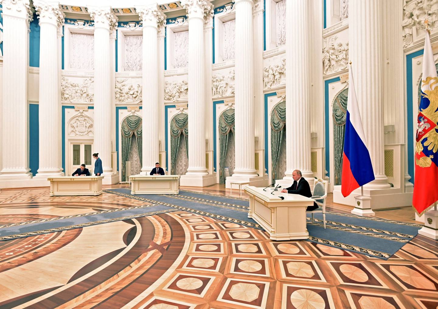 El presidente ruso firma los documentos para reconocer a las regiones separatistas de Donetsk y Luhansk