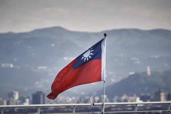 Una bandera taiwanesa en un puente en Taipéi, Taiwán, el miércoles 27 de diciembre de 2023.