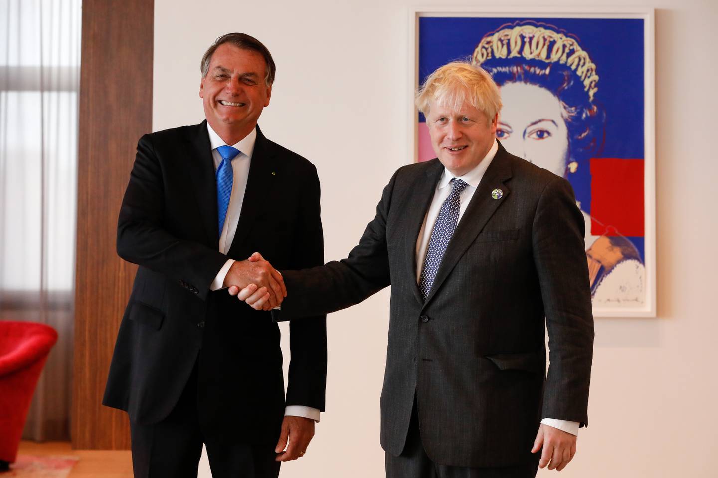 Presidente da República Jair Bolsonaro, cumprimenta o Primeiro Ministro do Reino Unido, Boris Johnson