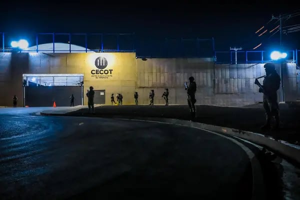 Elementos de Seguridad de El Salvador custodian el Centro de Confinamiento del Terrorismo (CECOT), una megacárcel con capacidad par 40.000 reos.