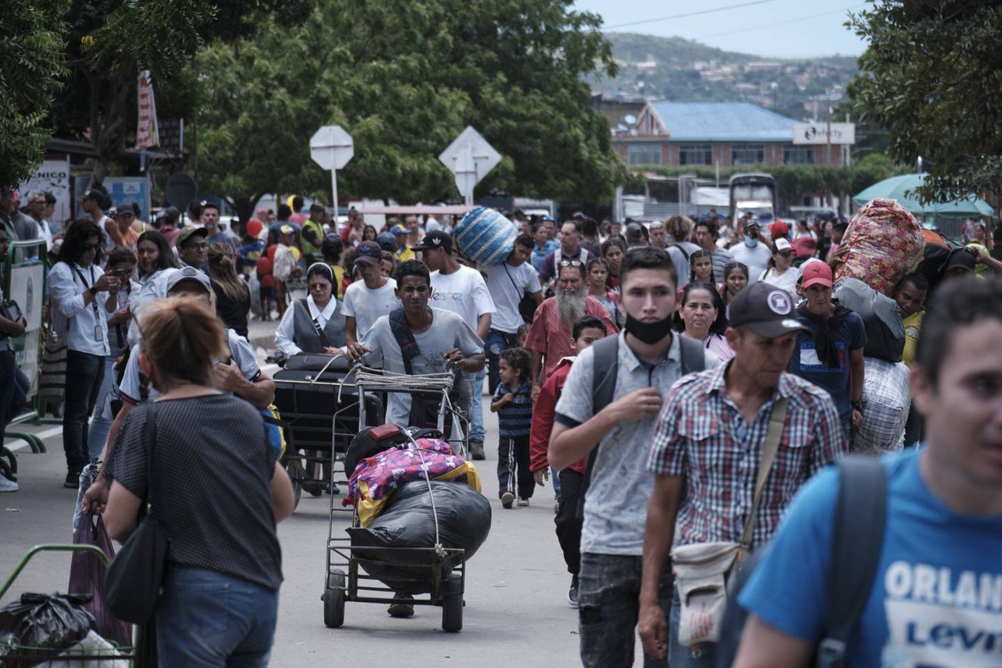 Peatones durante la reapertura de la frontera comercial entre Venezuela y Colombia en Cúcuta, departamento de Norte de Santander, Colombia, el lunes 26 de septiembre de 2022.