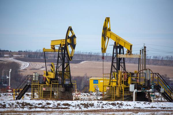 El petróleo registra su mayor subida semanal en un mesdfd