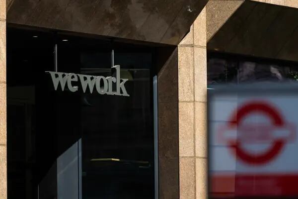 Imagem mostrando uma placa da WeWork em segundo plano