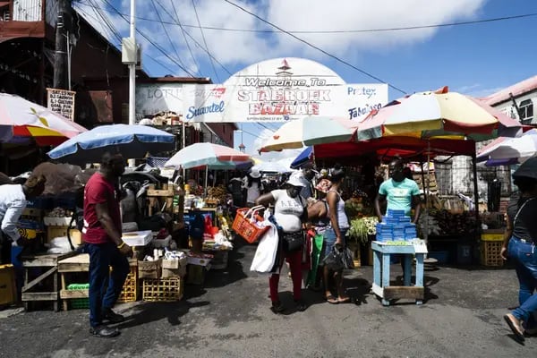 Los compradores pasan junto a los vendedores en el mercado Stabroek en Georgetown, Guyana, el lunes 21 de noviembre de 2022.