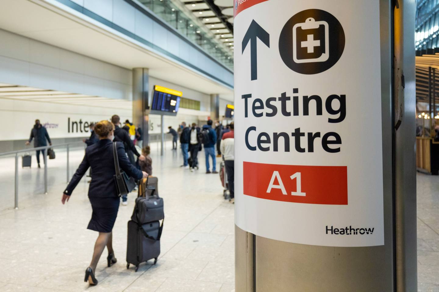 Cartel de un centro de pruebas de Covid-19 en el aeropuerto londinense de Heathrow Ltd. en Londres, Reino Unido, el lunes 29 de noviembre de 2021. Fotógrafo: Jason Alden/Bloomberg