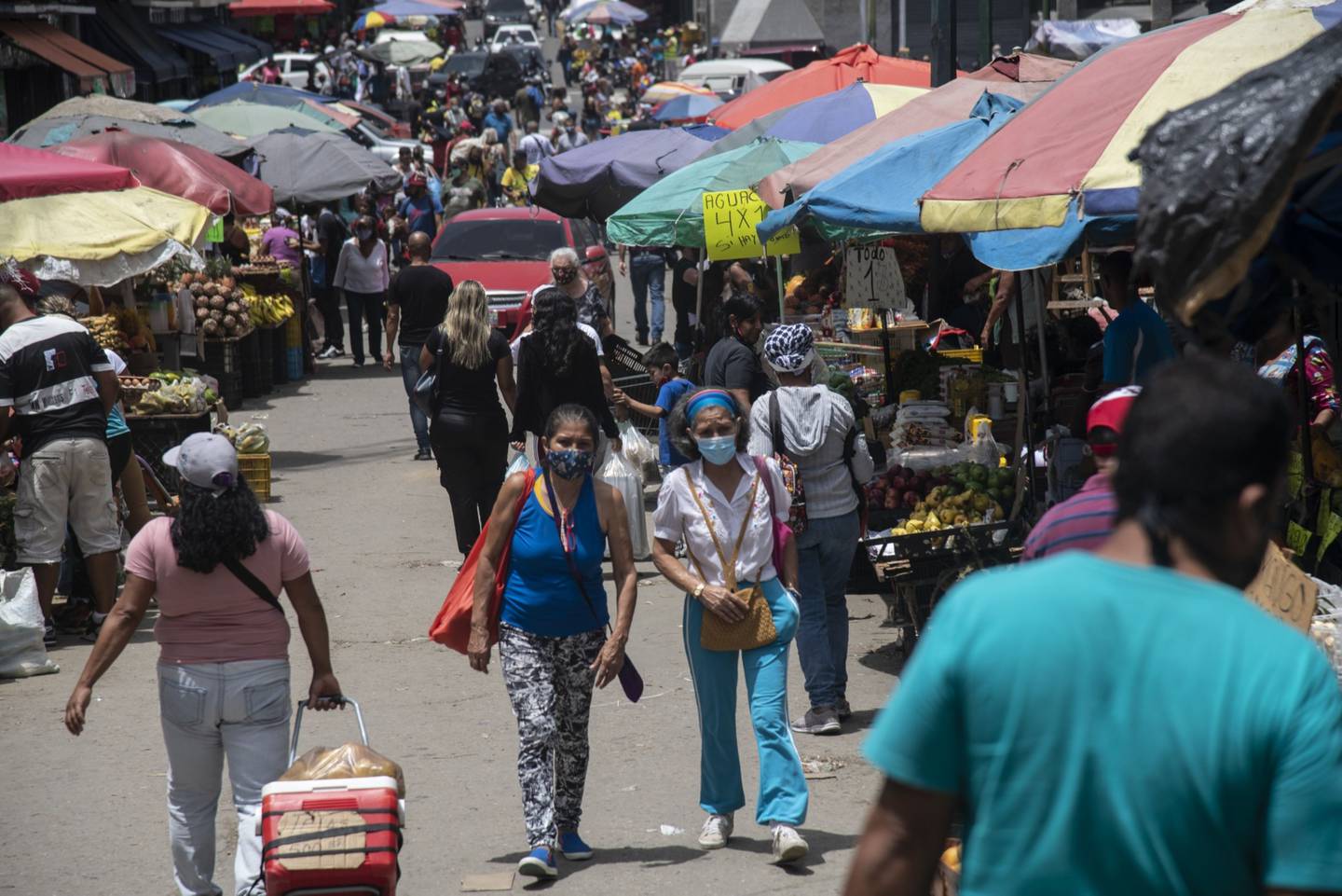 Vendedores ambulantes frente al Mercado Municipal de Quinta Crespo en Caracas, Venezuela.