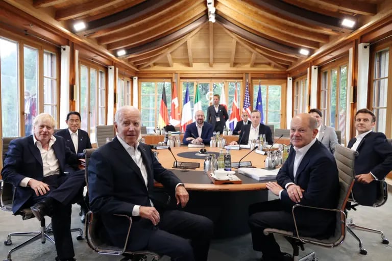 Imagen de la cumbre del G7 en la que se acordó explorar la posibilidad de imponer un tope a los precios del petróleo rusodfd