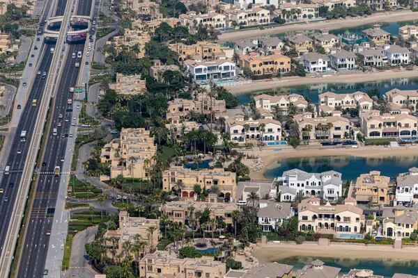 Vista aérea de zona residencial de Dubai: preços de casas sobem acima de dois dígitos em apenas dois meses (Bloomberg)