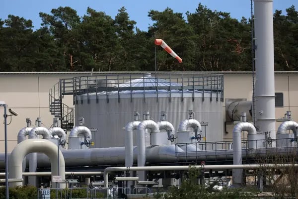 Una manga de viento indica la dirección del viento por encima de un tanque de almacenamiento en la estación de compresión de recepción de gas del gasoducto Nord Stream 1 en Lubmin, Alemania, el lunes 11 de julio de 2022.