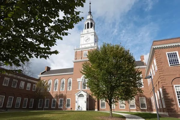Biblioteca Baker-Berry en el campus del Dartmouth College en Hanover, New Hampshire, Estados Unidos, el domingo 17 de octubre de 2021. La dotación del Dartmouth College ha obtenido un rendimiento del 47% en el año fiscal que finalizó en junio, siendo la última universidad que ha registrado algunas de las mayores ganancias de inversión en décadas. Fotógrafo: Bing Guan/Bloomberg