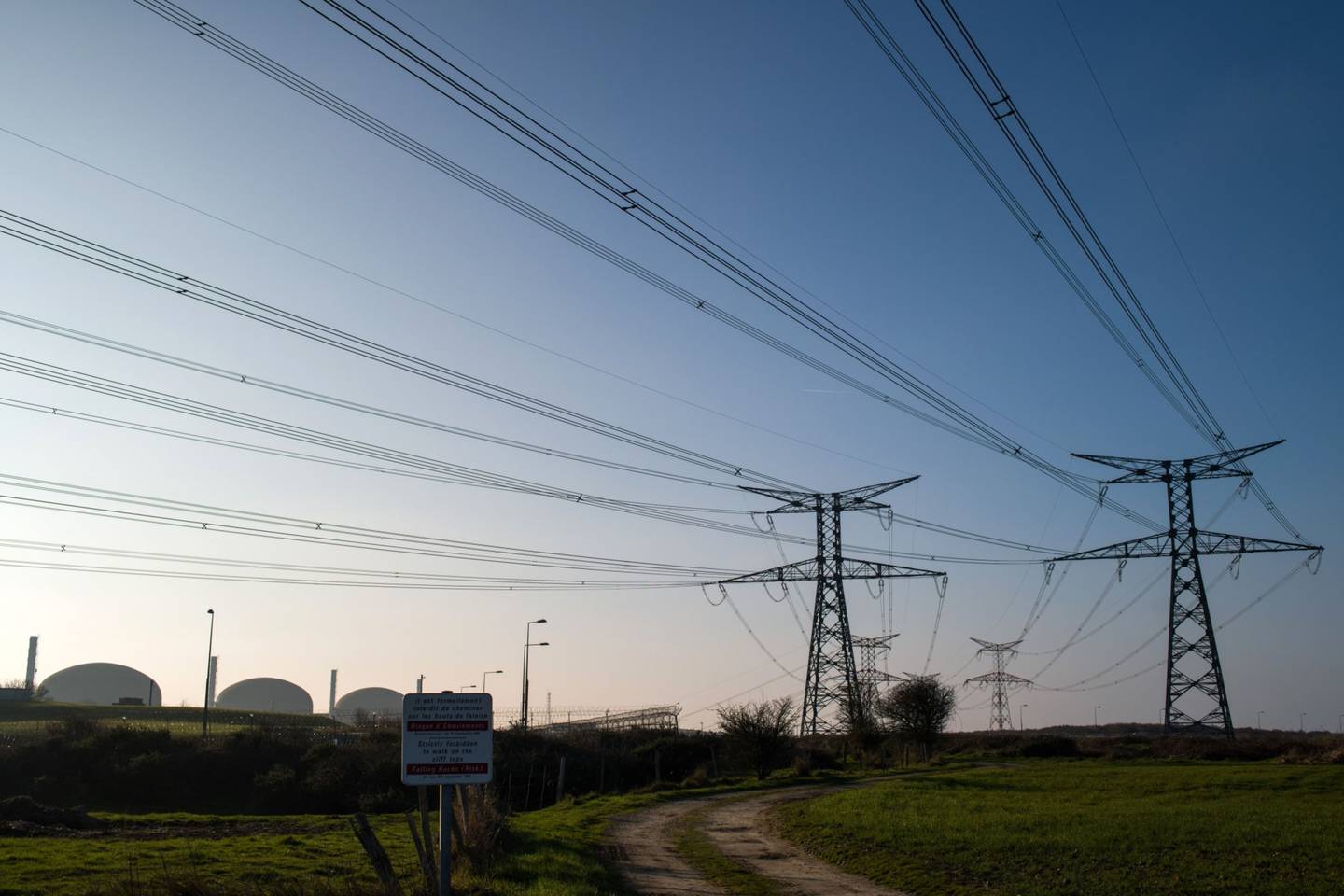 Columnas y líneas eléctricas cerca de la central nuclear de Paluel, operada por Electricite de France SA (EDF), en Paluel, Normandía, Francia, el lunes 24 de enero de 2022.