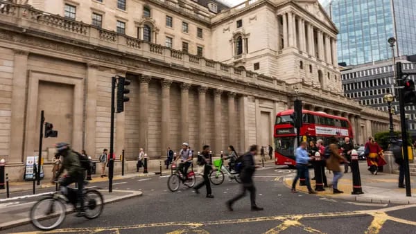 Banco de Inglaterra se divide y sube la tasa de interés en 0,50 puntodfd
