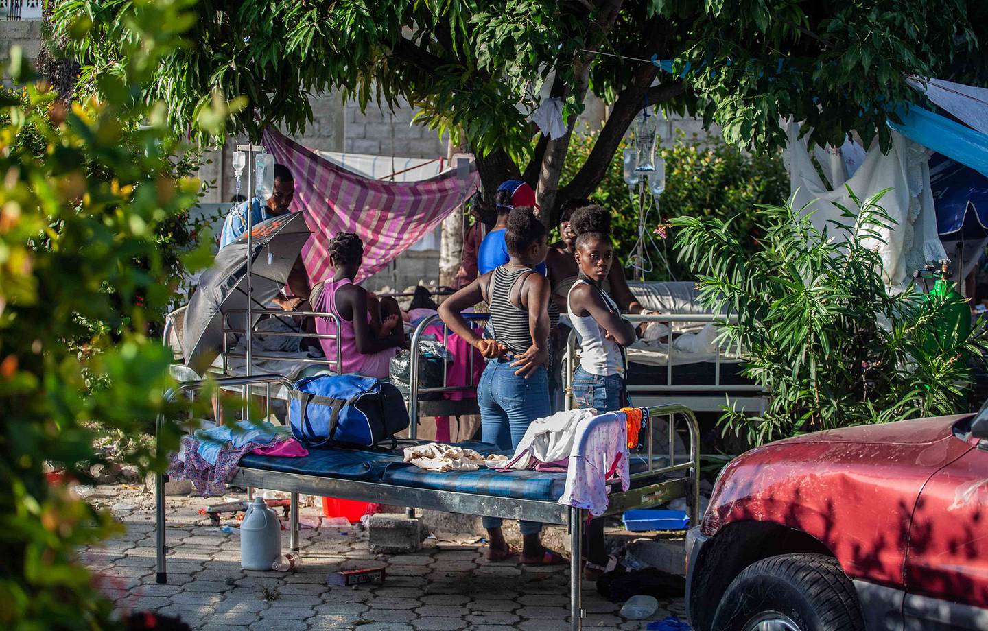 Haitianos en la intemperie después de que un terremoto de magnitud 7.2 sacudió Haití el 15 de agosto de 2021 en Les Cayes, Haití. Photographer: Richard Pierrin/Getty Images