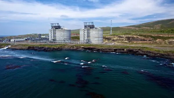 La planta de regasificación y almacenamiento de gas natural, Energía Costa Azul de la empresa Sempra Infraestructura, antes IEnova en Ensenada, Baja California (Foto: ECA).
