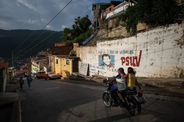 Murals painted by the Socialist party in working-class neighborhoods like Catia are fading.  Photographer: Gaby Oraa/Bloomberg
