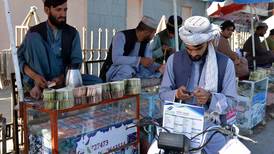 Por crisis de efectivo, el Talibán prohíbe divisas extranjeras en Afganistán