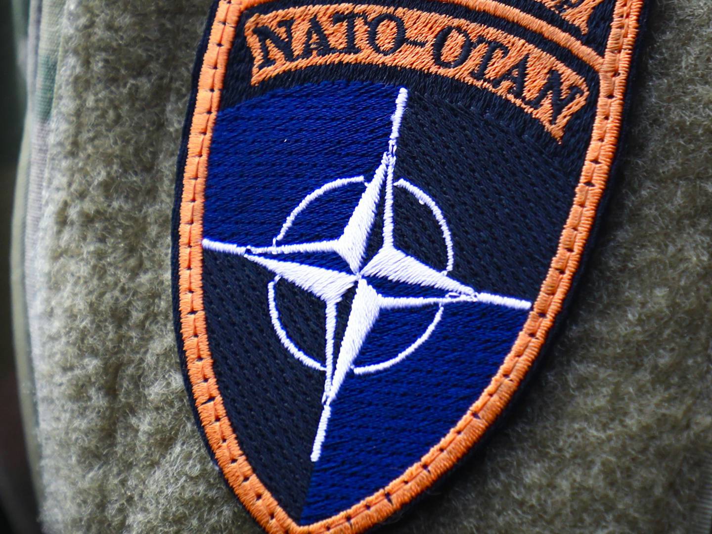 Un parche con el logo de la OTAN