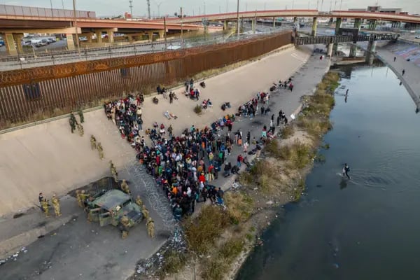 Las razones económicas y falta de empleo son las principales razones por las que migran los centroamericanos hacia Estados Unidos. (Fotografía: John Moore/Getty Images)
