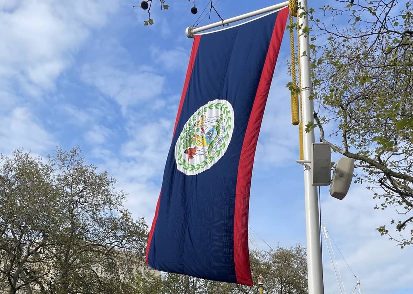 La bandera de Belice ondea en la calle The Mall, cerca del Palacio de Buckingham, el 2 de mayo de 2023.