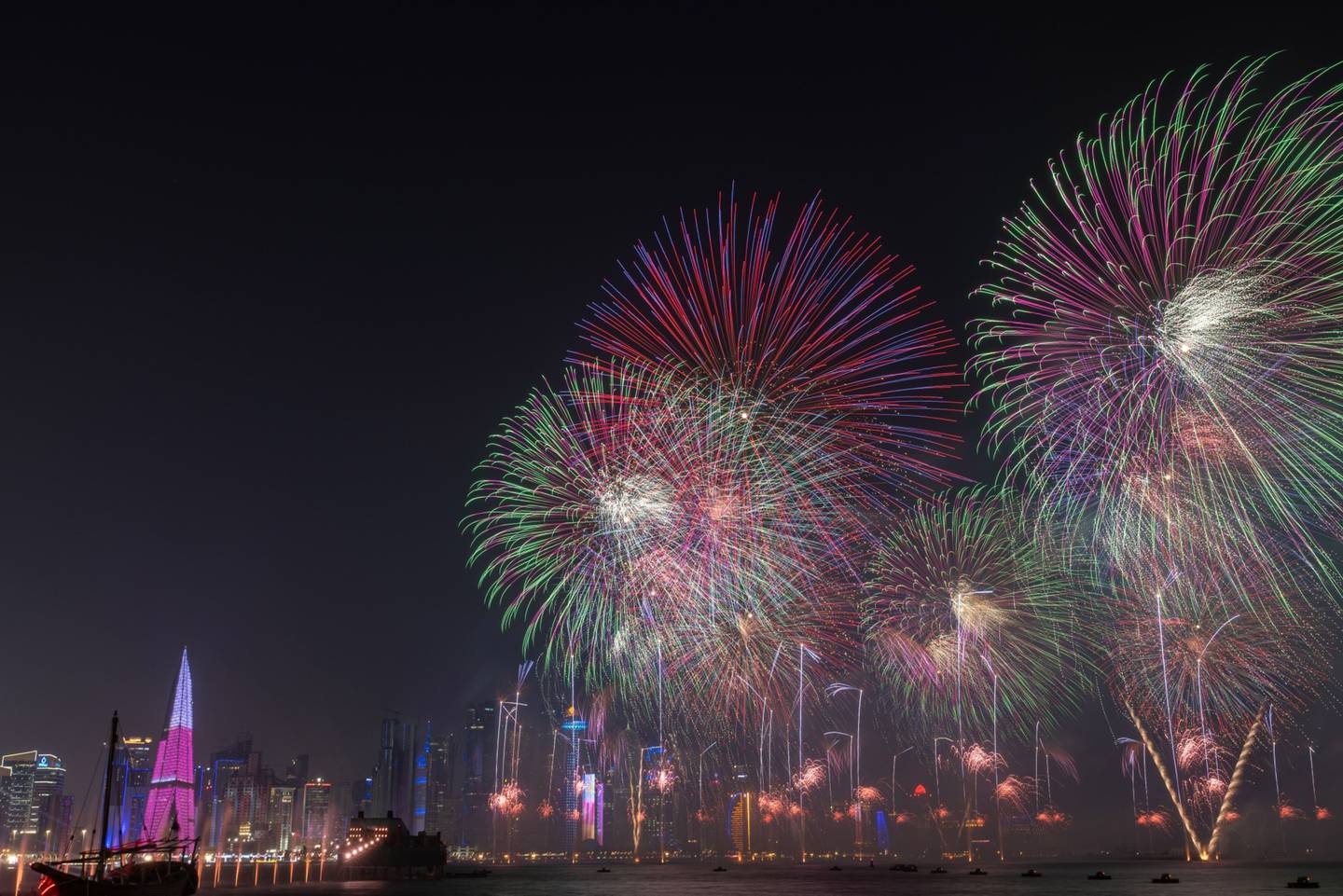 Un espectáculo de fuegos artificiales sobre el horizonte de la ciudad en Doha, Qatar, el sábado 19 de noviembre de 2022. El asediado presidente de la FIFA, Gianni Infantino, respondió a las críticas sobre el Mundial de Qatar un día antes de que comience el torneo tras años de planificación.