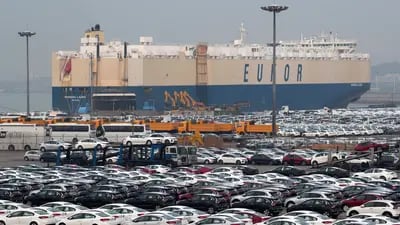 Los vehículos de Kia Motors Corp. con destino a la exportación esperan ser enviados mientras el buque de carga de vehículos roll-on/roll-off (RORO) de Eukor Car Carriers Inc. atraca en el puerto de Pyeongtaek en Pyeongtaek, Corea del Sur, el lunes 22 de enero de 2018.