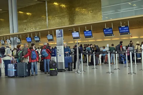 Viajeros esperan en la cola para facturar en el aeropuerto de El Dorado en Bogotá, Colombia.
