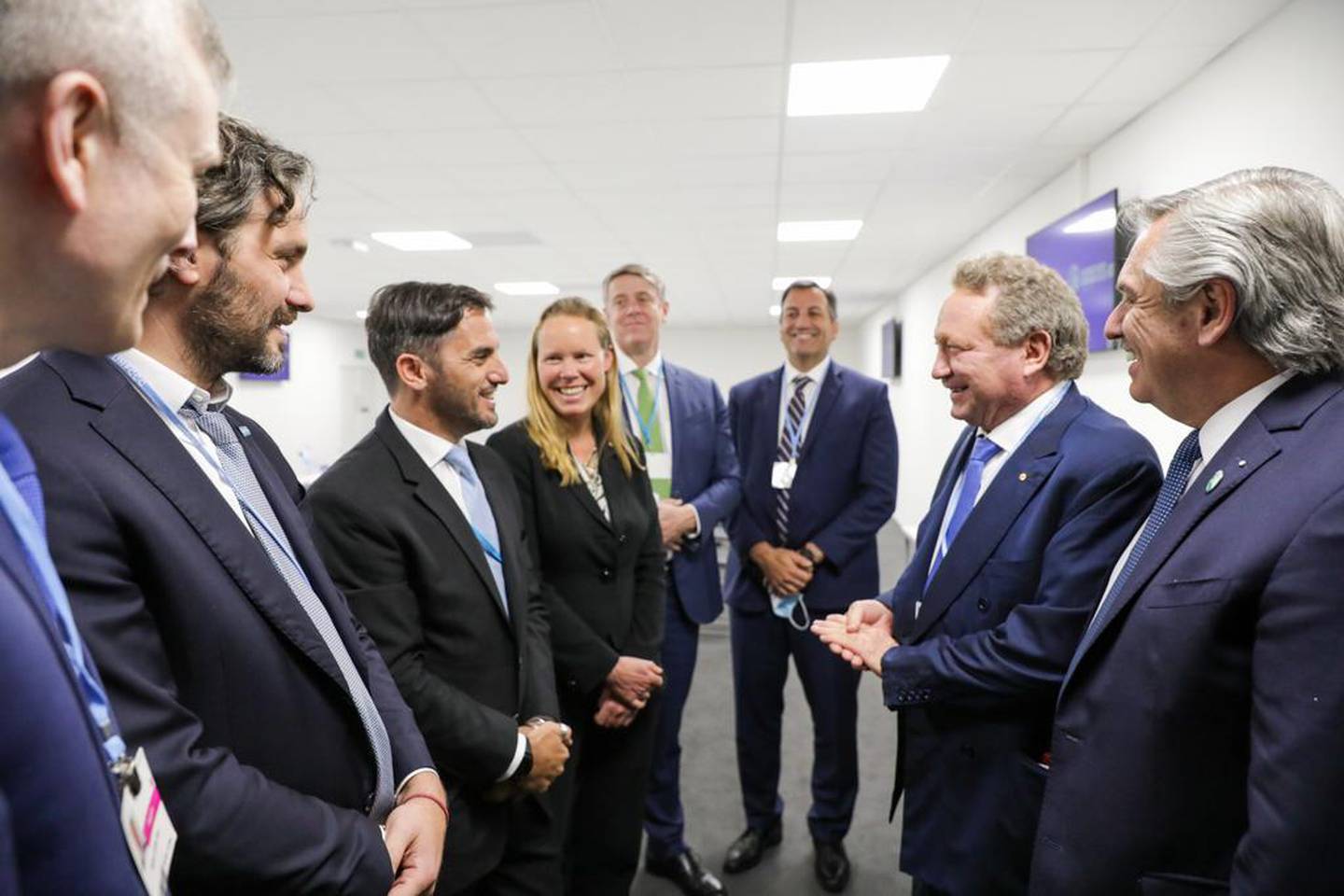 El Presidente Fernández junto a los ejecutivos de Fortescue Future Industries, la empresa australiana que invertirá US$8 mil millones en el país para el desarrollo del hidrógeno verde.