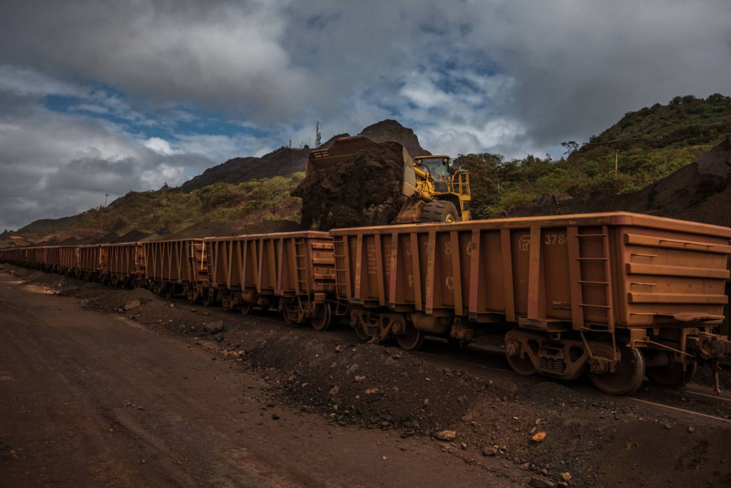Una máquina carga mineral de hierro en vagones de tren en Cerro Bolívar, una mina CVG Ferrominera Orinoco en las afueras de Ciudad Piar, Venezuela, el jueves 9 de julio de 2015.dfd