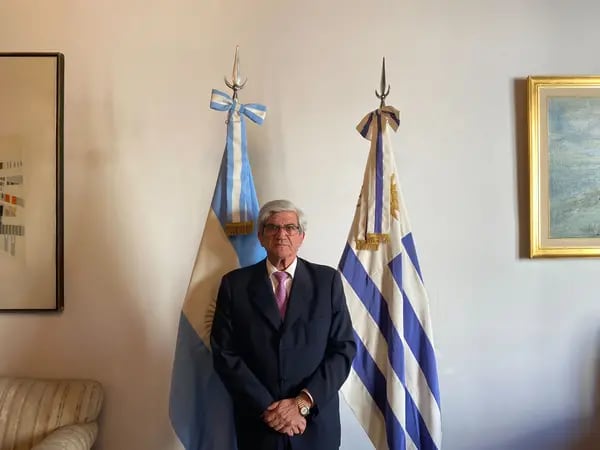 El embajador de Argentina en Uruguay, Alberto Iribarne, en su despacho de la sede diplomática en Montevideo. Fotografía: Francisco Aldaya.