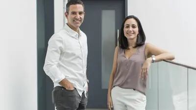 David Vélez, fundador y director general de Nubank; y Cristina Junqueira, cofundadora y vicepresidenta de desarrollo de marcas y negocios del banco, en Sao Paulo.