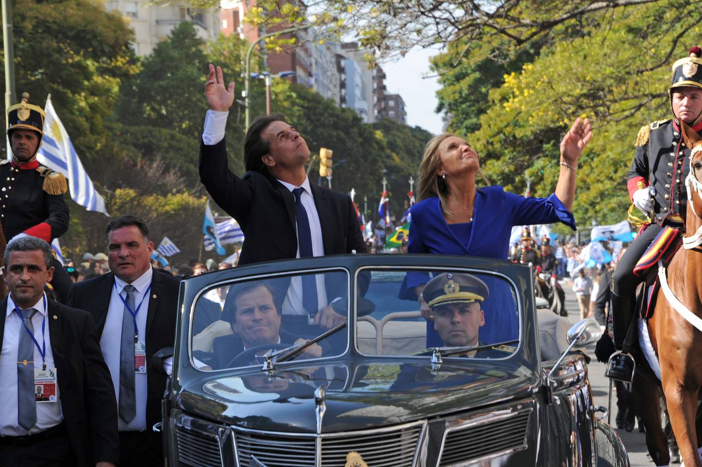 Alejandro Astesiano, jefe de la custodia de Lacalle Pou, acompañó al presidente en su asunción del 1° de marzo de 2020 durante una recorrida por Montevideo. En la imagen, Astesiano es el más alto de los dos hombres al lado del vehículo.dfd