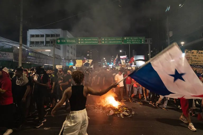 Los manifestantes bloquean una carretera durante una protesta contra First Quantum Minerals Ltd. en la Ciudad de Panamá, Panamá, el 25 de octubre de 2023. Fotógrafo: Walter Hurtado/Bloombergdfd