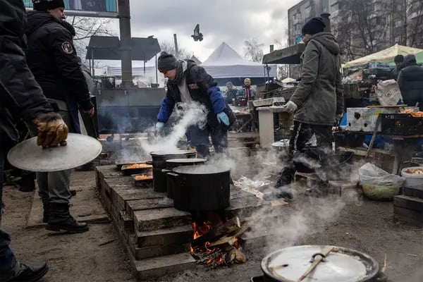 Voluntarios preparan comida para alimentar a soldados y civiles en un campamento al lado de la carretera cerca de la línea del frente del noreste en Kiev, Ucrania, el 9 de marzo de 2022.