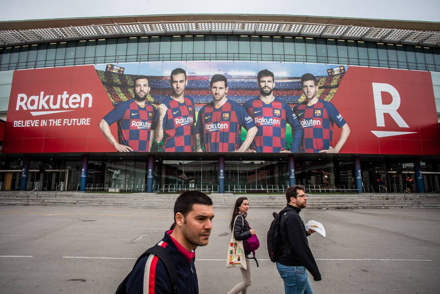 Unos peatones pasan por delante del estadio Camp Nou, sede del FC Barcelona, en Barcelona, España, el martes 10 de marzo de 2020.