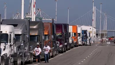 Camioneros protestan en el Puerto de Oakland, en Oakland, California, Estados Unidos, el lunes 18 de julio de 2022. L