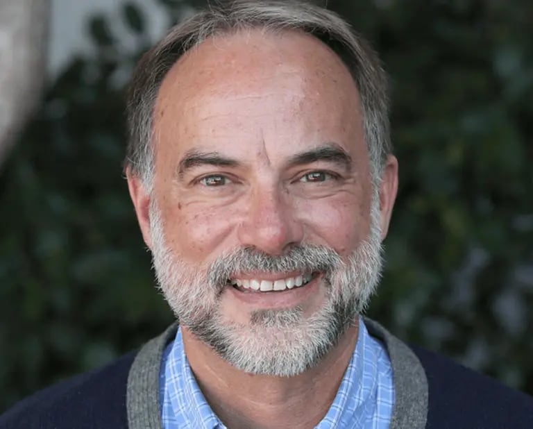 Brett Yokom, con cuatro décadas activo en Silicon Valley y en la región de San Francisco, da clases en UC Berkeley Extension, Cal Poly San Luis Obispo, Santa Clara University y Saint Mary's College.dfd