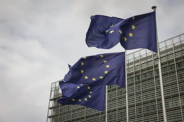 Banderas de la Unión Europea en el edificio Berlaymont de la Comisión Europea en Bruselas, Bélgica, el viernes 14 de julio de 2023.