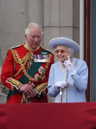 El príncipe Carlos de Gales y la reina Isabel II observan un desfile aéreo desde el balcón del Palacio de Buckingham como parte de las celebraciones del Jubileo de Platino en Londres, Reino Unido, el jueves 2 de junio de 2022.