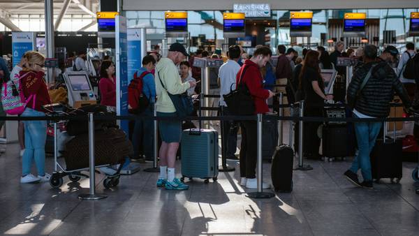 Heathrow, el mayor aeropuerto de Reino Unido, busca aumentar cargos a pasajerosdfd