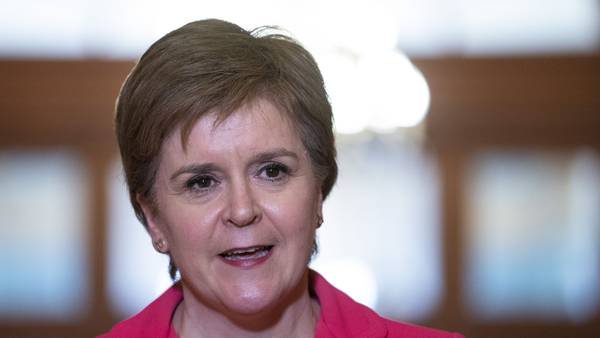 Sturgeon renuncia como primera ministra de Escociadfd