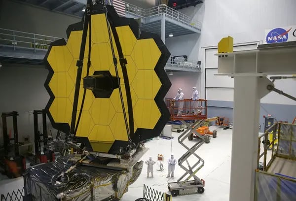 Ingenieros y técnicos montan el telescopio espacial James Webb el 2 de noviembre de 2016 en el Centro de Vuelo Espacial Goddard de la NASA en Greenbelt, Maryland.