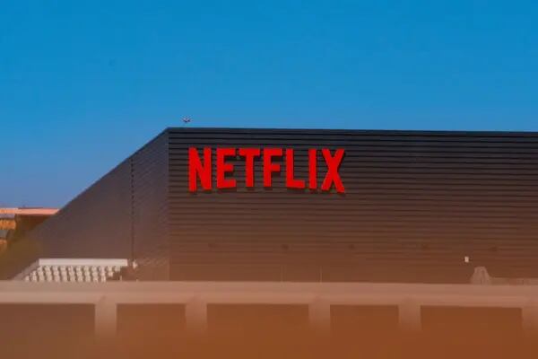 Logotipo da Netflix em prédio em Los Angeles