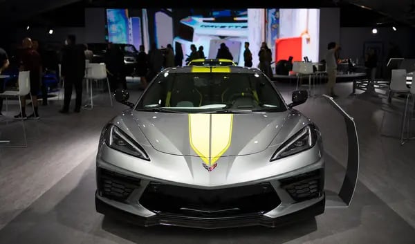 Un vehículo Chevrolet Corvette expuesto durante el Salón del Automóvil de Motor Bella en Pontiac, Michigan, en 2021.