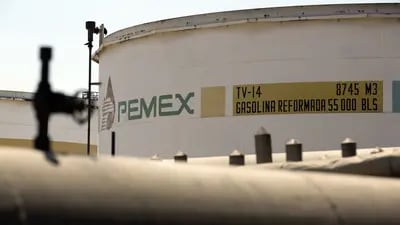 El logo de Petróleos Mexicanos (Pemex)  sobre un tanque de almacenamiento de gasolina en la refinería Miguel Hidalgo en Tula, estado de Hidalgo.