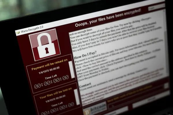 Una pantalla de bloqueo de un ciberataque advierte de que los archivos de datos han sido encriptados en un ordenador portátil.