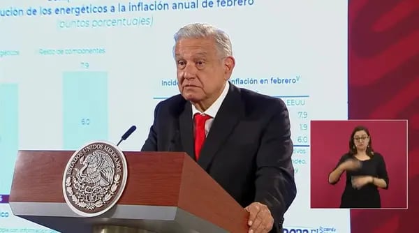 El presidente Andrés Manuel López Obrador, conocido como AMLO, durante su conferencia matutina del 24 de marzo de 2022 en Palacio Nacional, Ciudad de México (Imagen: YouTube).