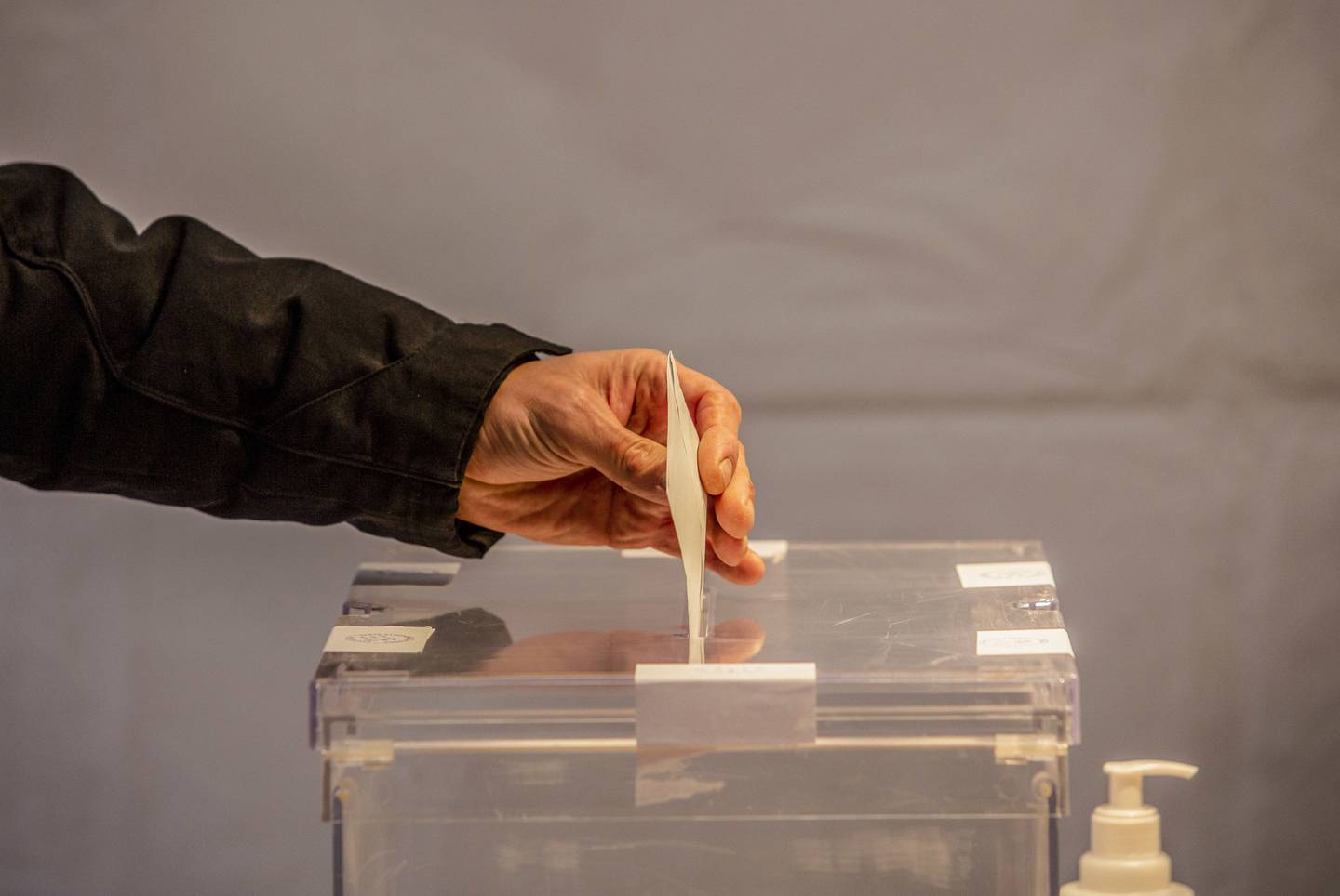 Un votante emite su voto.